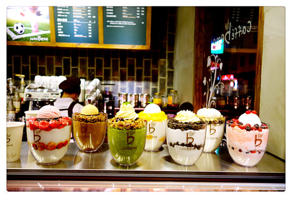 Caffe' bene 카페베네 - 台北1號店-忠孝：Caffe Bene 台北忠孝店 ~ 來自韓國的咖啡店．用餐不限時 - 捷運忠孝敦化站