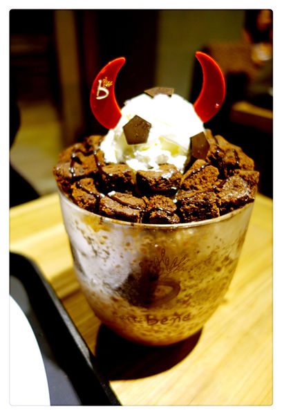 Caffe' bene 카페베네 - 台北1號店-忠孝：Caffe Bene 台北忠孝店 ~ 來自韓國的咖啡店．用餐不限時 - 捷運忠孝敦化站