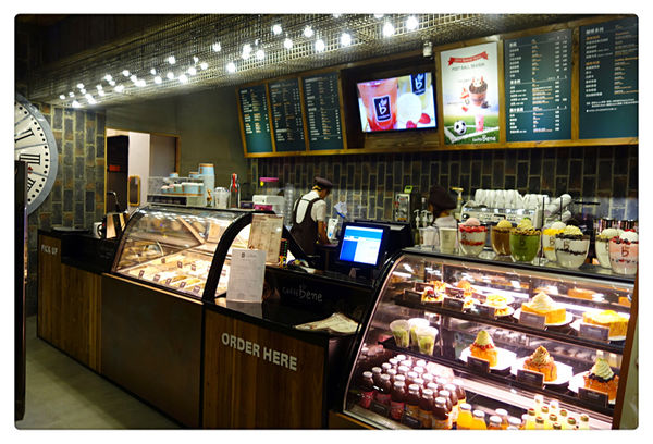 Caffe' bene 카페베네 - 台北1號店-忠孝：Caffe Bene 台北忠孝店 ~ 來自韓國的咖啡店．用餐不限時 - 捷運忠孝敦化站