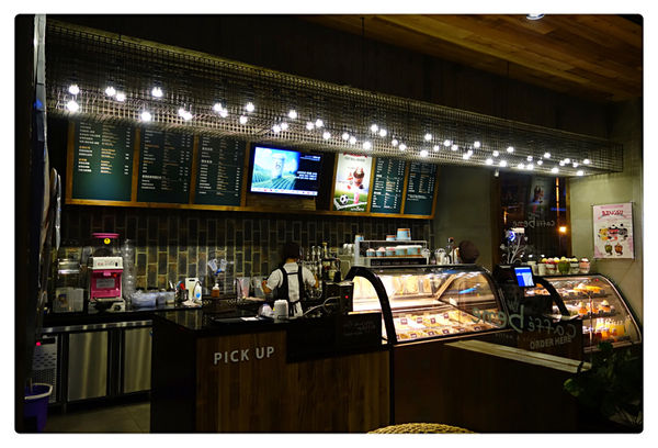 Caffe' bene 카페베네 - 台北1號店-忠孝：Caffe Bene 台北忠孝店 ~ 來自韓國的咖啡店．用餐不限時 - 捷運忠孝敦化站