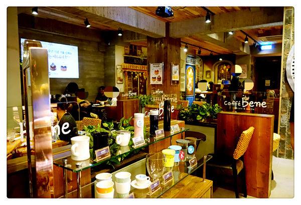 Caffe' bene 카페베네 - 台北1號店-忠孝：Caffe Bene 台北忠孝店 ~ 來自韓國的咖啡店．用餐不限時 - 捷運忠孝敦化站