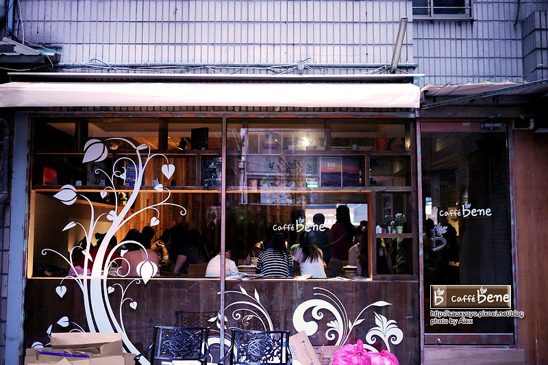 【台北】Caffe bene 카페베네 咖啡陪你 - 台北1號店-忠孝 ~ 韓流來襲 張根碩與韓藝瑟代言 韓偶像劇秘密花園場景~