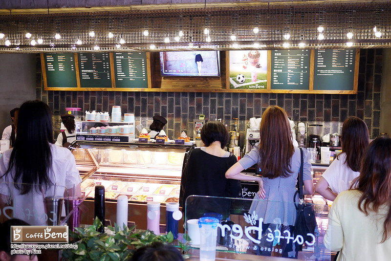 【台北】Caffe bene 카페베네 咖啡陪你 - 台北1號店-忠孝 ~ 韓流來襲 張根碩與韓藝瑟代言 韓偶像劇秘密花園場景~