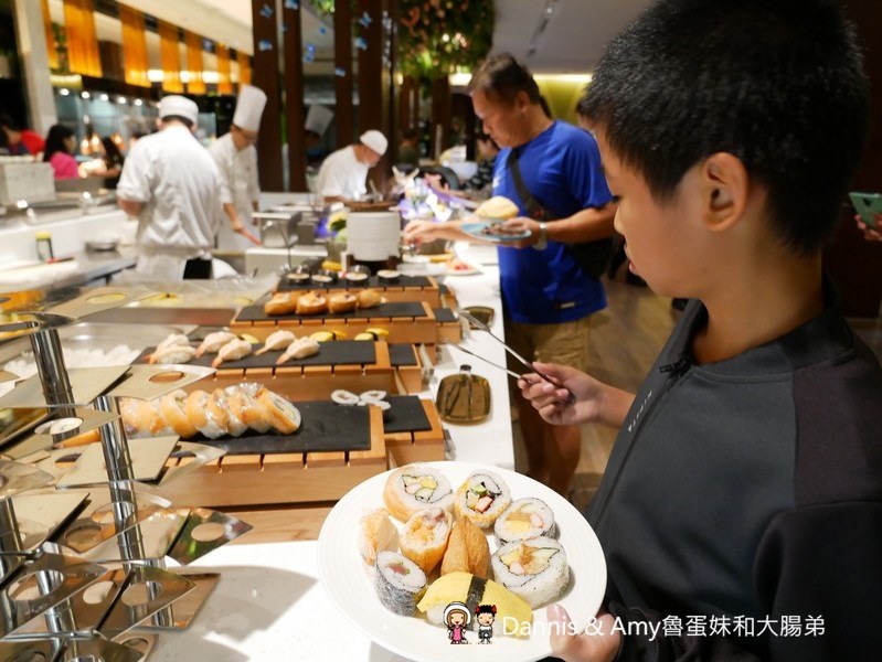 《新竹吃到飽餐廳推薦》芙洛麗飯店食譜自助百匯BUFFET,各國料理200多道菜色任你選。手沖和牛牛肉湯,現點現做肋眼牛排,炙燒握壽司,櫻桃鴨,鮑魚海鮮粥,舒芙蕾,暢飲海尼根生啤酒︱聚餐尾牙春酒快點訂起來(影片)