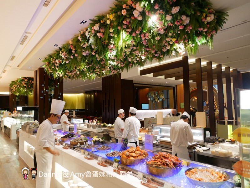 《新竹吃到飽餐廳推薦》芙洛麗飯店食譜自助百匯BUFFET,各國料理200多道菜色任你選。手沖和牛牛肉湯,現點現做肋眼牛排,炙燒握壽司,櫻桃鴨,鮑魚海鮮粥,舒芙蕾,暢飲海尼根生啤酒︱聚餐尾牙春酒快點訂起來(影片)