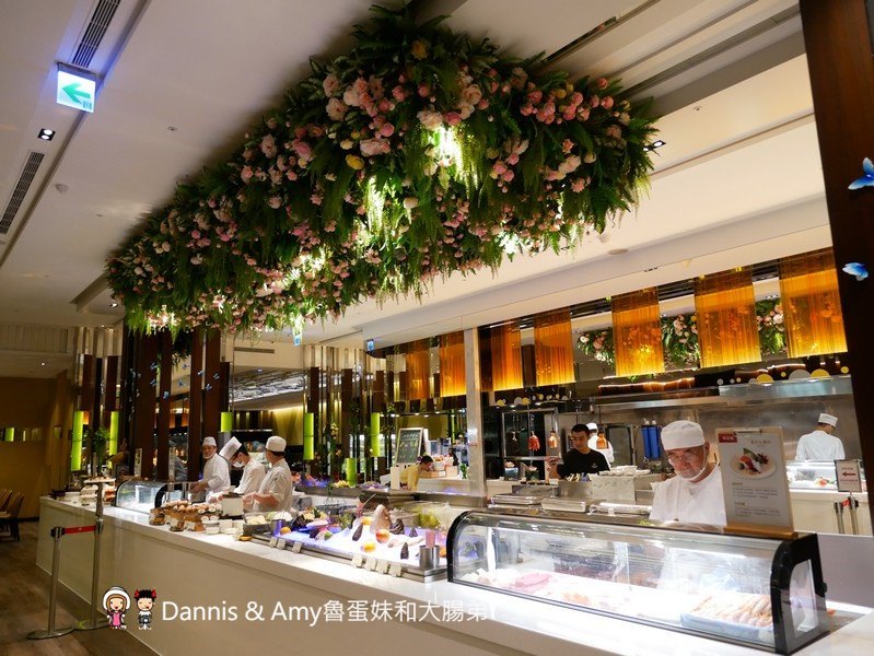 《新竹吃到飽餐廳推薦》芙洛麗飯店食譜自助百匯BUFFET,各國料理200多道菜色任你選。手沖和牛牛肉湯,現點現做肋眼牛排,炙燒握壽司,櫻桃鴨,鮑魚海鮮粥,舒芙蕾,暢飲海尼根生啤酒︱聚餐尾牙春酒快點訂起來(影片)