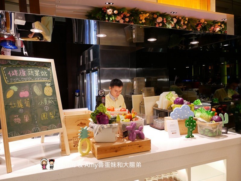 《新竹吃到飽餐廳推薦》芙洛麗飯店食譜自助百匯BUFFET,各國料理200多道菜色任你選。手沖和牛牛肉湯,現點現做肋眼牛排,炙燒握壽司,櫻桃鴨,鮑魚海鮮粥,舒芙蕾,暢飲海尼根生啤酒︱聚餐尾牙春酒快點訂起來(影片)