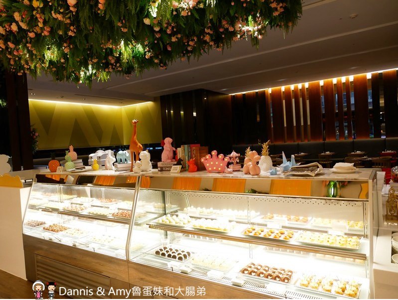 《新竹吃到飽餐廳推薦》芙洛麗飯店食譜自助百匯BUFFET,各國料理200多道菜色任你選。手沖和牛牛肉湯,現點現做肋眼牛排,炙燒握壽司,櫻桃鴨,鮑魚海鮮粥,舒芙蕾,暢飲海尼根生啤酒︱聚餐尾牙春酒快點訂起來(影片)