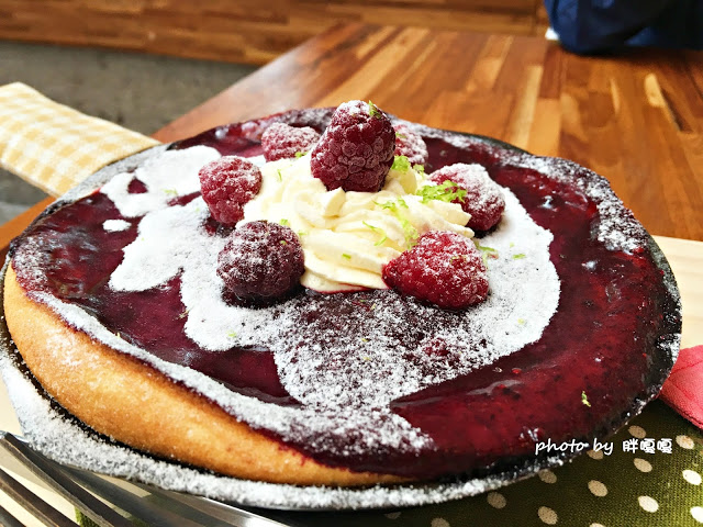 【台中 南屯】青木和洋食彩 AOKI➶➶使用在地小農生產作物，直接端上餐桌，餐點新鮮、清爽、美味，甜點的熱鍋鬆餅也非常推薦，就連烏龍茶也能入菜，會令人一去還想再去的超棒餐廳