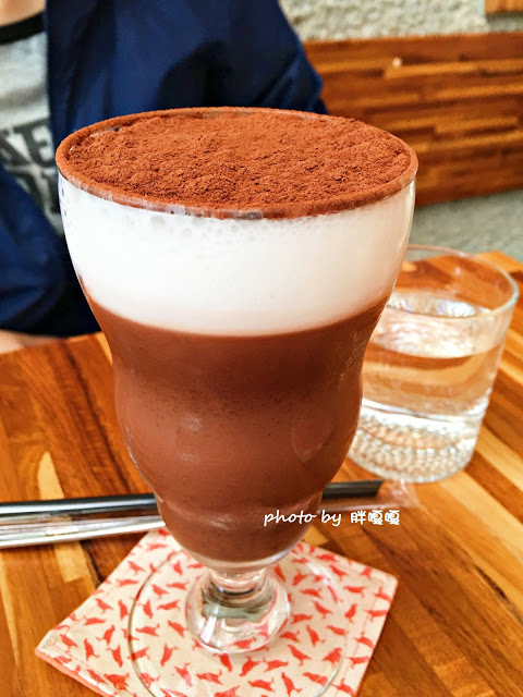 【台中 南屯】青木和洋食彩 AOKI➶➶使用在地小農生產作物，直接端上餐桌，餐點新鮮、清爽、美味，甜點的熱鍋鬆餅也非常推薦，就連烏龍茶也能入菜，會令人一去還想再去的超棒餐廳