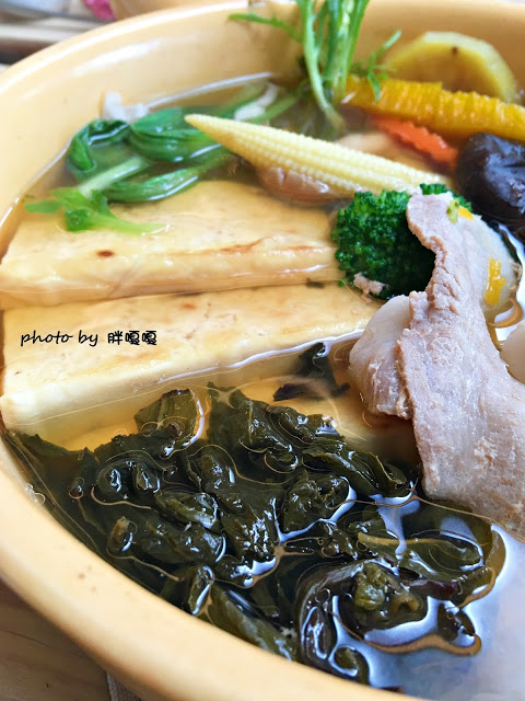 【台中 南屯】青木和洋食彩 AOKI➶➶使用在地小農生產作物，直接端上餐桌，餐點新鮮、清爽、美味，甜點的熱鍋鬆餅也非常推薦，就連烏龍茶也能入菜，會令人一去還想再去的超棒餐廳