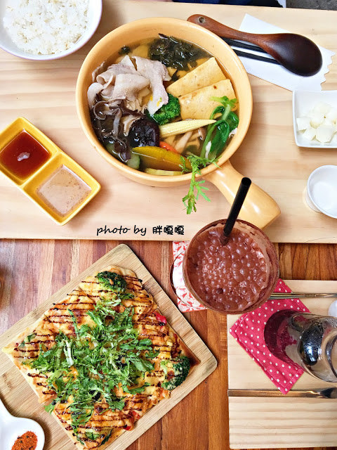 【台中 南屯】青木和洋食彩 AOKI➶➶使用在地小農生產作物，直接端上餐桌，餐點新鮮、清爽、美味，甜點的熱鍋鬆餅也非常推薦，就連烏龍茶也能入菜，會令人一去還想再去的超棒餐廳