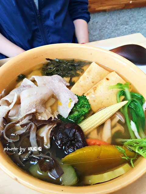 【台中 南屯】青木和洋食彩 AOKI➶➶使用在地小農生產作物，直接端上餐桌，餐點新鮮、清爽、美味，甜點的熱鍋鬆餅也非常推薦，就連烏龍茶也能入菜，會令人一去還想再去的超棒餐廳