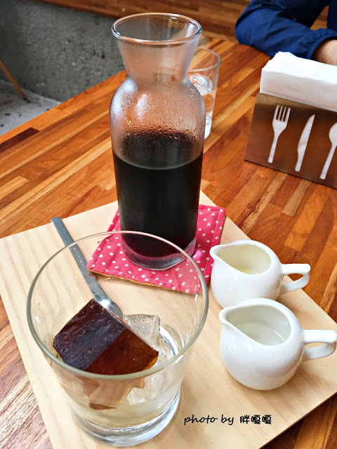 【台中 南屯】青木和洋食彩 AOKI➶➶使用在地小農生產作物，直接端上餐桌，餐點新鮮、清爽、美味，甜點的熱鍋鬆餅也非常推薦，就連烏龍茶也能入菜，會令人一去還想再去的超棒餐廳