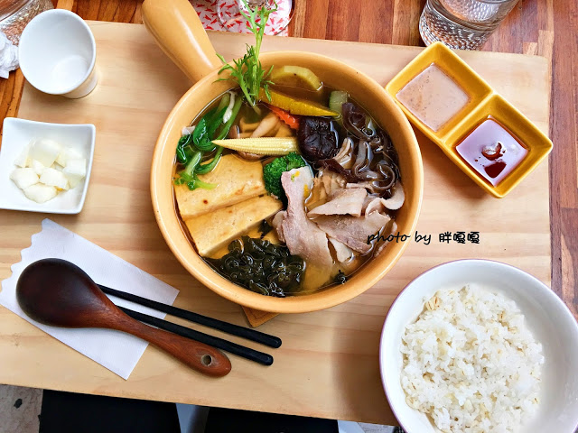 【台中 南屯】青木和洋食彩 AOKI➶➶使用在地小農生產作物，直接端上餐桌，餐點新鮮、清爽、美味，甜點的熱鍋鬆餅也非常推薦，就連烏龍茶也能入菜，會令人一去還想再去的超棒餐廳