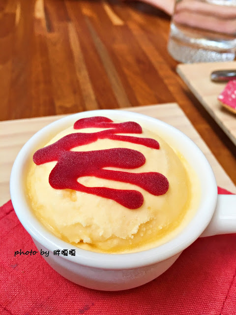 【台中 南屯】青木和洋食彩 AOKI➶➶使用在地小農生產作物，直接端上餐桌，餐點新鮮、清爽、美味，甜點的熱鍋鬆餅也非常推薦，就連烏龍茶也能入菜，會令人一去還想再去的超棒餐廳