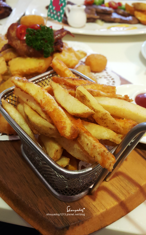 Oyami cafe:【複合式餐廳】西門町下午茶首選 夢幻少女系法式鄉村 Oyami Caf'e