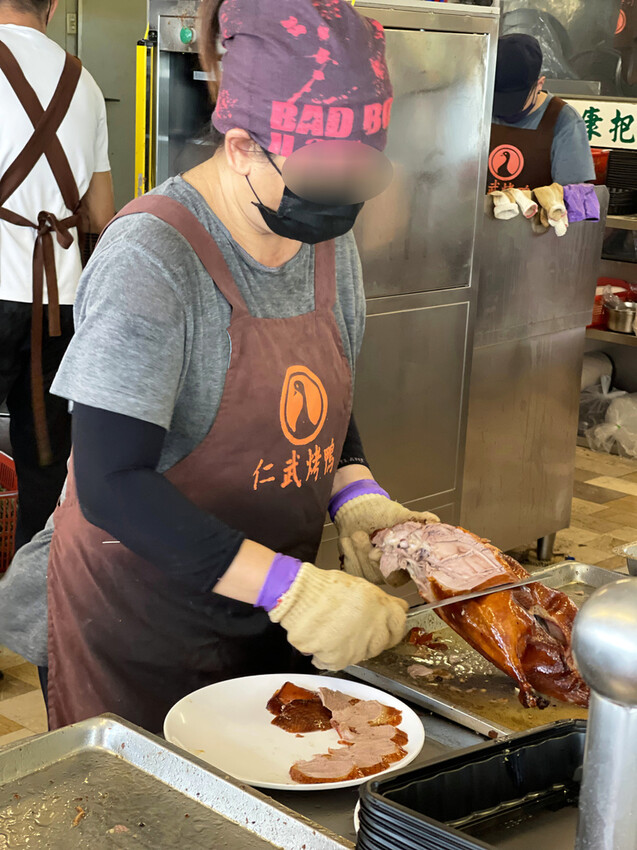 高雄平價烤鴨分享:仁武烤鴨排隊美食,內用現吃有冷氣,停車方便 高雄平價烤鴨分享:仁武烤鴨排隊美食,內用現吃有冷氣,停車方便