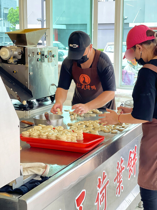 高雄平價烤鴨分享:仁武烤鴨排隊美食,內用現吃有冷氣,停車方便 高雄平價烤鴨分享:仁武烤鴨排隊美食,內用現吃有冷氣,停車方便
