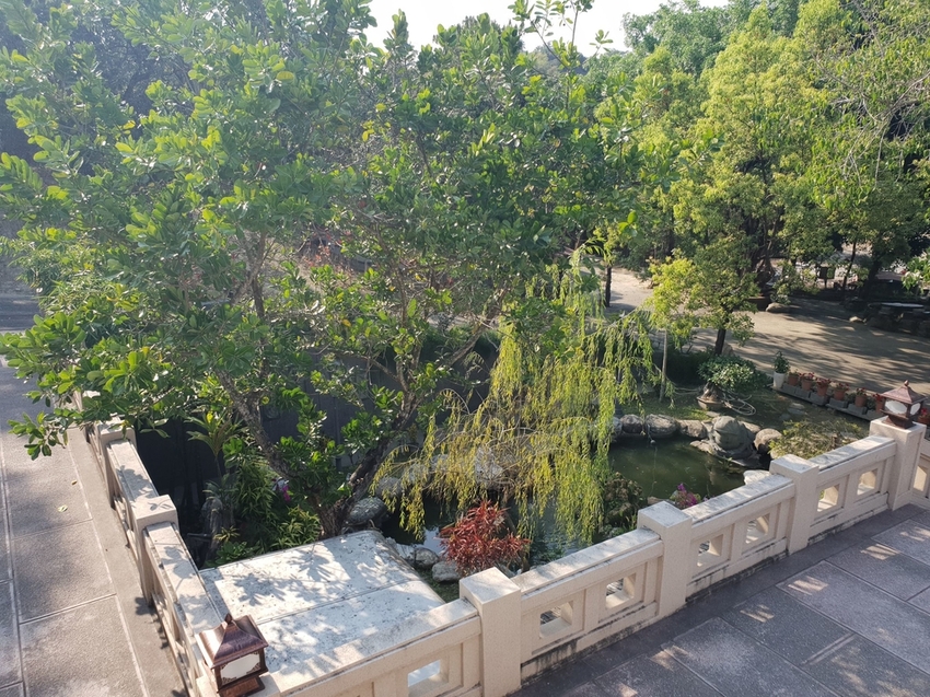 241243.jpg - 【高雄.仁武】仁武烤鴨+古嚴寺超級清幽磁場超棒的寺廟。大殿上充滿著靈氣與能量