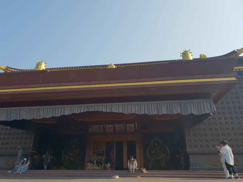 241246.jpg - 【高雄.仁武】仁武烤鴨+古嚴寺超級清幽磁場超棒的寺廟。大殿上充滿著靈氣與能量