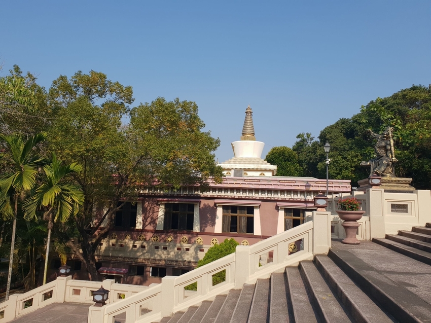 241247.jpg - 【高雄.仁武】仁武烤鴨+古嚴寺超級清幽磁場超棒的寺廟。大殿上充滿著靈氣與能量