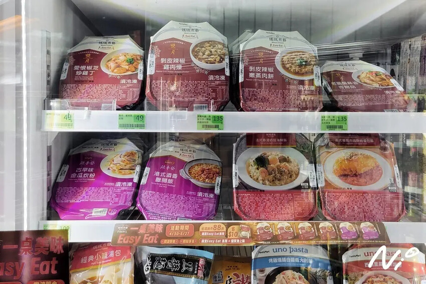 202505 全家FamilyMart【媽媽煮藝】雙月剝皮辣椒嫩蒸肉餅&剝皮辣椒雞肉燥