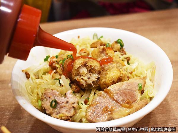 嵐肉燥專賣店19-淋些東泉辣椒醬.JPG