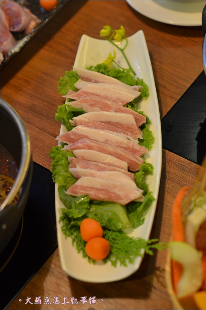 凱蒂媽愛吃鬼》松菸周邊美食》秋豆溢 ちょうどいい 日式鍋物專門店 居然跟臉一樣長的巴掌大明蝦!!