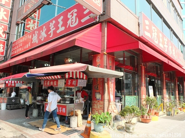 三冠王芋冰城：【美食特搜。高雄甲仙區】三冠王芋冰城。顧客超愛吃的芋粿 份足味美 皮酥可口芋香自然