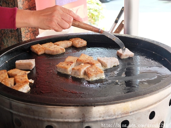三冠王芋冰城：【美食特搜。高雄甲仙區】三冠王芋冰城。顧客超愛吃的芋粿 份足味美 皮酥可口芋香自然