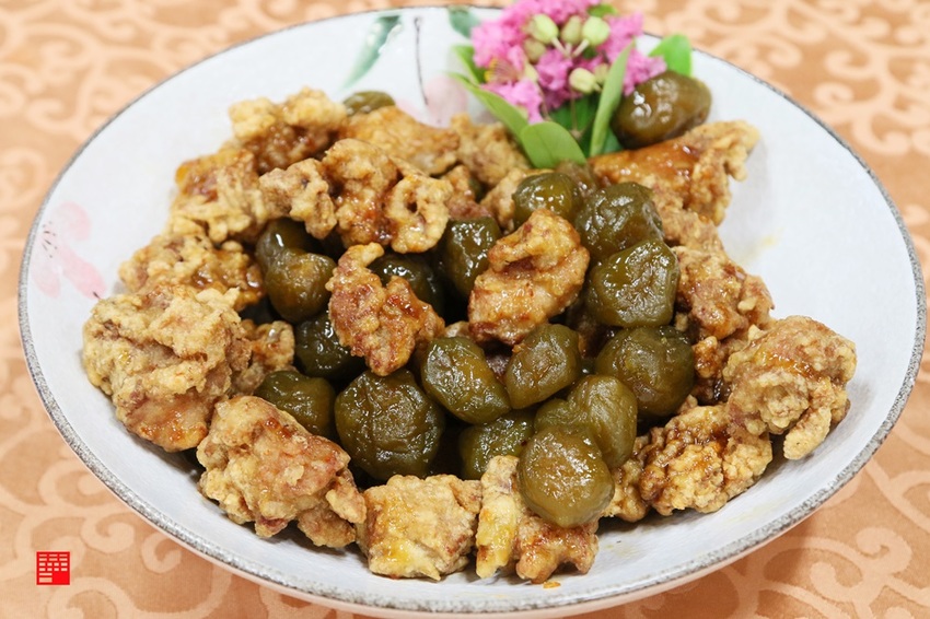 高雄甲仙美食／在地人推薦50年老餐廳皇都飯店　限定款梅漬⾖乳雞像火山噴發、香草火鍋必嚐 - 跟著華少吃吃吃