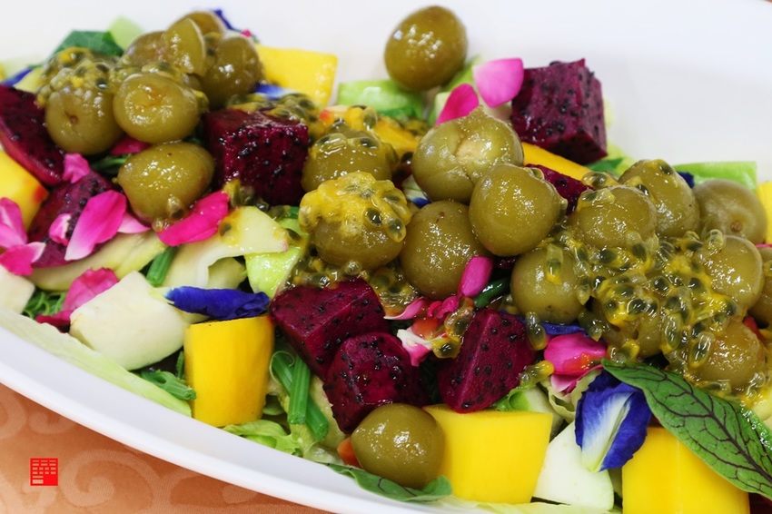 高雄甲仙美食／在地人推薦50年老餐廳皇都飯店　限定款梅漬⾖乳雞像火山噴發、香草火鍋必嚐 - 跟著華少吃吃吃