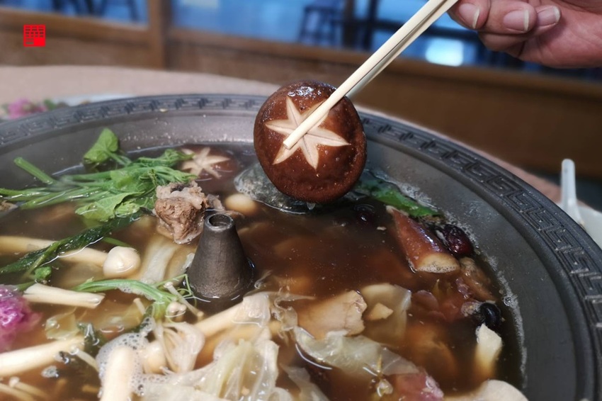 高雄甲仙美食／在地人推薦50年老餐廳皇都飯店　限定款梅漬⾖乳雞像火山噴發、香草火鍋必嚐 - 跟著華少吃吃吃