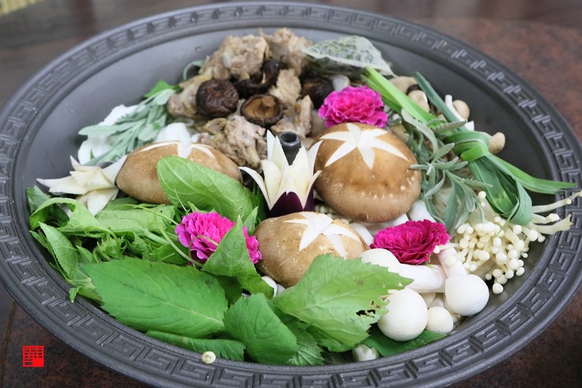 高雄甲仙美食／在地人推薦50年老餐廳皇都飯店　限定款梅漬⾖乳雞像火山噴發、香草火鍋必嚐 - 跟著華少吃吃吃