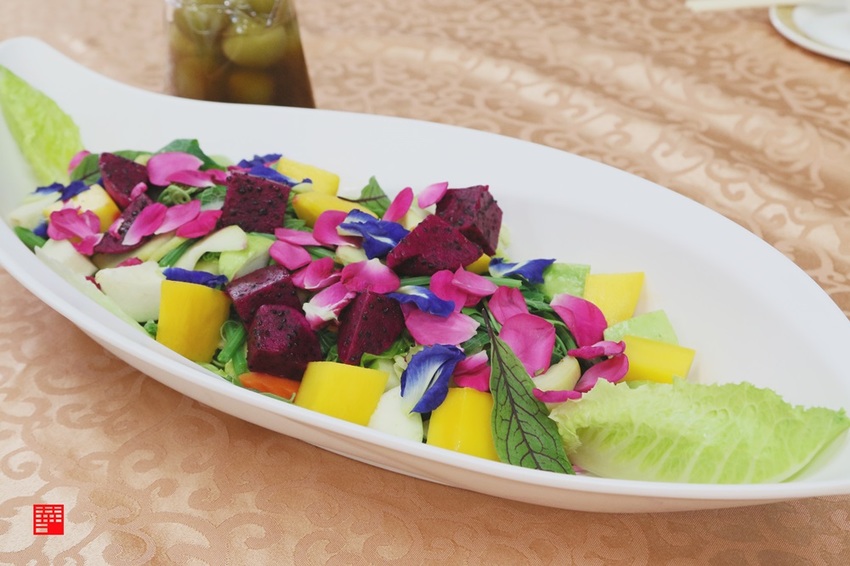 高雄甲仙美食／在地人推薦50年老餐廳皇都飯店　限定款梅漬⾖乳雞像火山噴發、香草火鍋必嚐 - 跟著華少吃吃吃