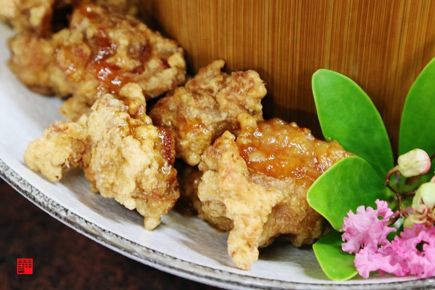 高雄甲仙美食／在地人推薦50年老餐廳皇都飯店　限定款梅漬⾖乳雞像火山噴發、香草火鍋必嚐 - 跟著華少吃吃吃