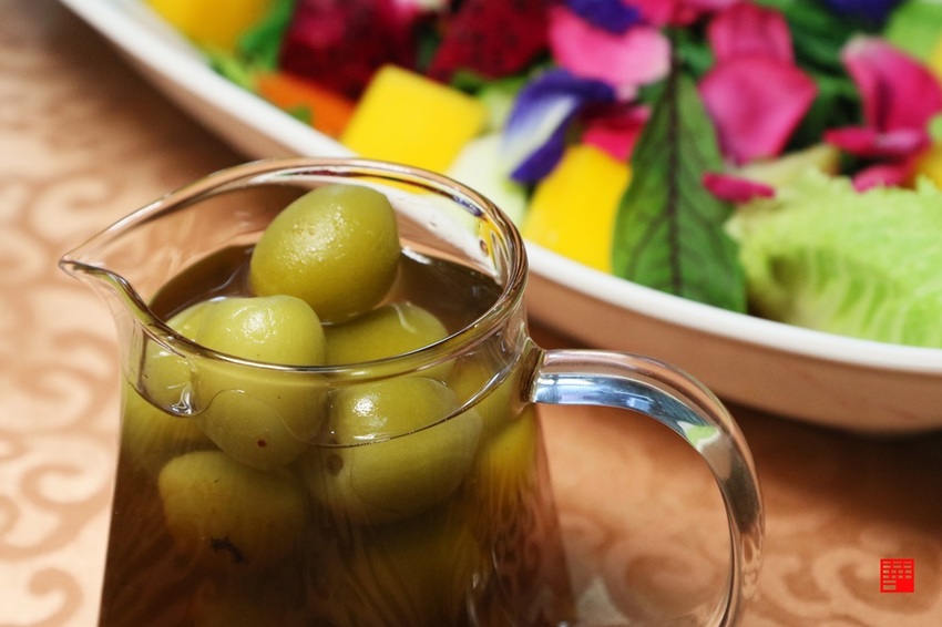 高雄甲仙美食／在地人推薦50年老餐廳皇都飯店　限定款梅漬⾖乳雞像火山噴發、香草火鍋必嚐 - 跟著華少吃吃吃