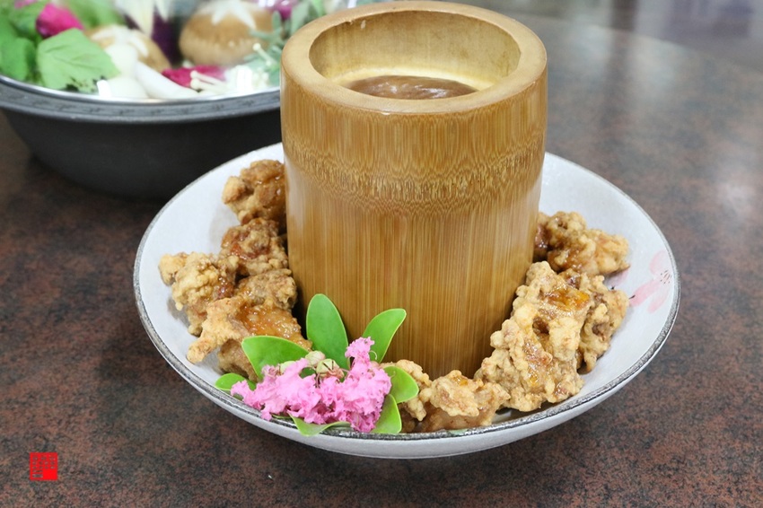 高雄甲仙美食／在地人推薦50年老餐廳皇都飯店　限定款梅漬⾖乳雞像火山噴發、香草火鍋必嚐 - 跟著華少吃吃吃