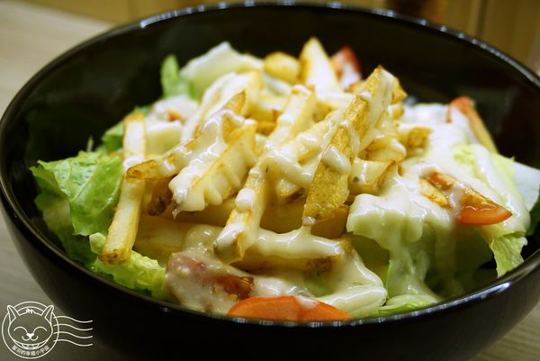 桐 日式燒烤居酒屋 KILI yakitori：【星羽愛美食-台中】7年級小帥哥經營居酒屋，烤肉炸物樣樣精彩，超適合小酌一杯~桐-日式燒烤(KILI yakitori)。