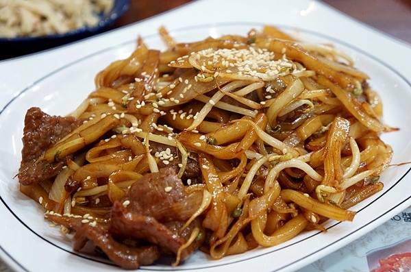 亨運香港茶餐廳：高雄【亨運香港茶餐廳】吃了絕對再訪的茶餐廳 推薦干炒牛肉河粉 原汁柱侯牛腩