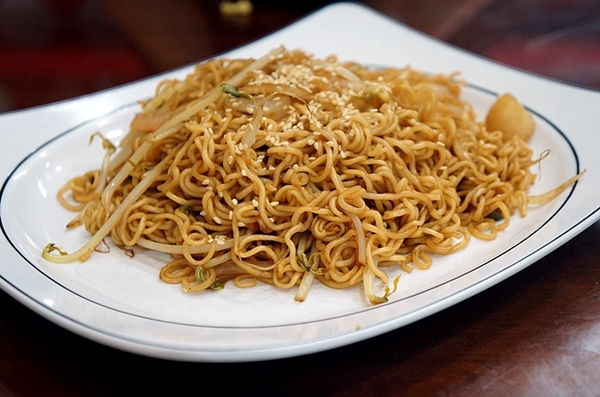 亨運香港茶餐廳：高雄【亨運香港茶餐廳】吃了絕對再訪的茶餐廳 推薦干炒牛肉河粉 原汁柱侯牛腩