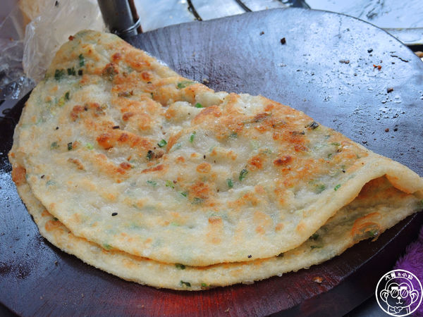 陳記蔥油餅:呷飽祙【新北三重・陳記蔥油餅】排隊銷魂蔥油餅 陳記蔥油餅:呷飽祙【新北三重・陳記蔥油餅】排隊銷魂蔥油餅