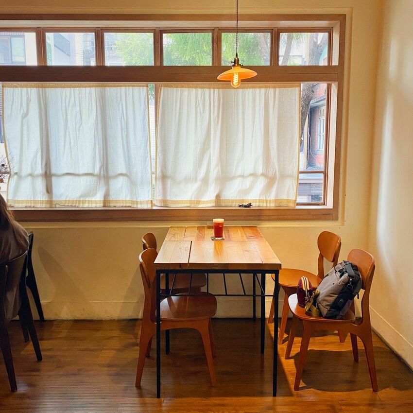 [台中北區] 田樂學院店_for Farm Burger | 巷弄老宅改建早午餐｜手作漢堡｜必吃焦糖布丁｜有插座田樂學院店