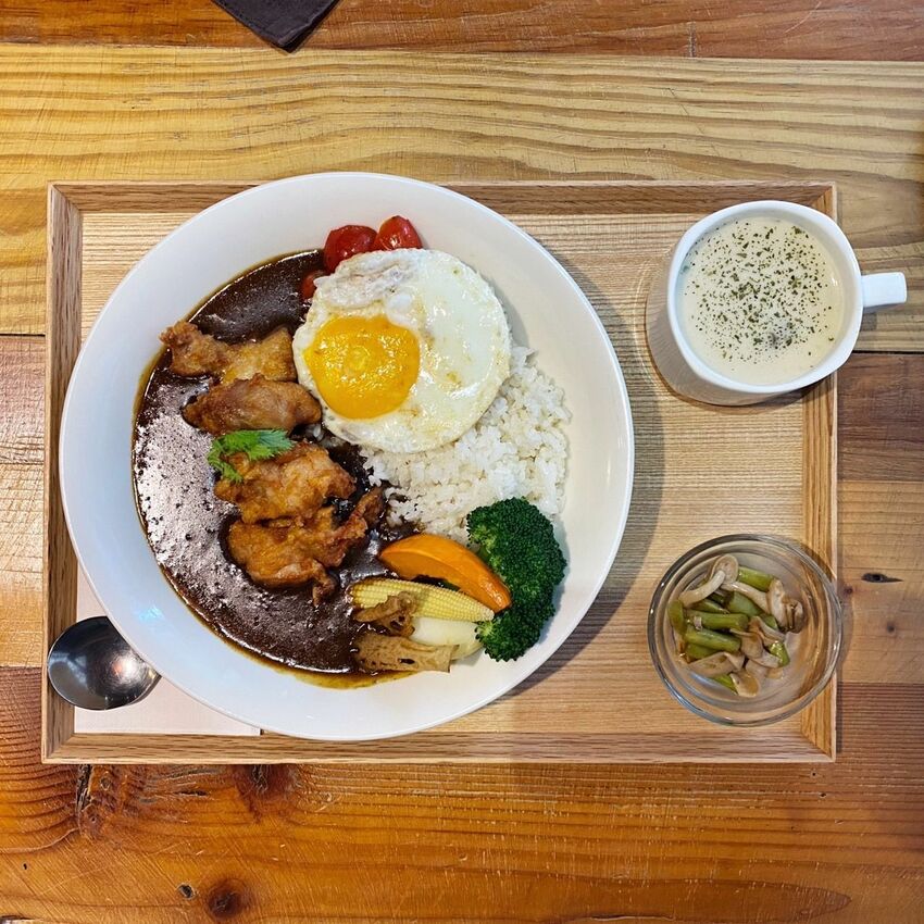 [台中北區] 田樂學院店_for Farm Burger | 巷弄老宅改建早午餐｜手作漢堡｜必吃焦糖布丁｜有插座田樂學院店