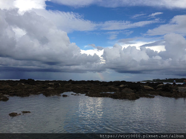 圓圓家出去玩-<台東景點>滿滿小魚超可愛,台東最美海上步道,富山護漁區,特製海藻饅頭餵魚玩沙去