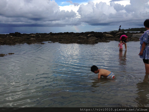 圓圓家出去玩-<台東景點>滿滿小魚超可愛,台東最美海上步道,富山護漁區,特製海藻饅頭餵魚玩沙去