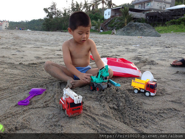 圓圓家出去玩-<台東景點>滿滿小魚超可愛,台東最美海上步道,富山護漁區,特製海藻饅頭餵魚玩沙去
