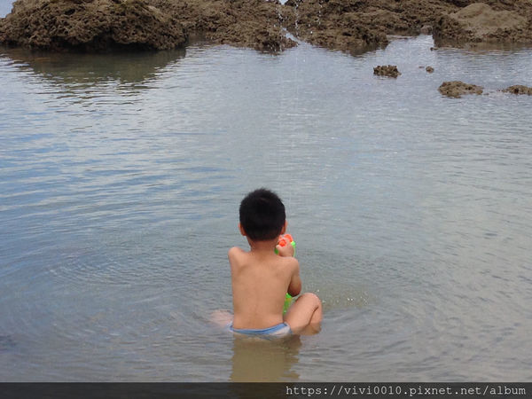 圓圓家出去玩-<台東景點>滿滿小魚超可愛,台東最美海上步道,富山護漁區,特製海藻饅頭餵魚玩沙去