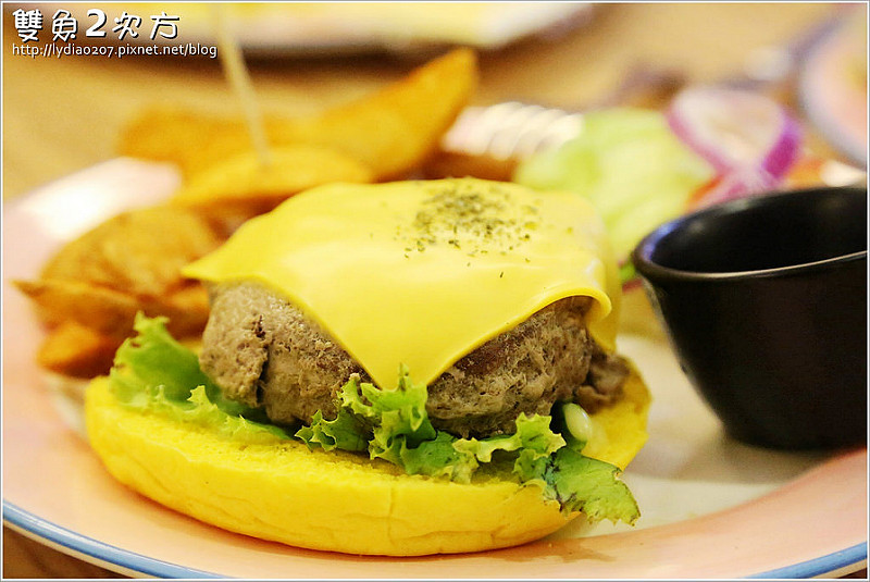 【食記│台中】一中商圈療癒系美食:雙魚2次方~卡哇伊小小兵陪你吃漢堡了!